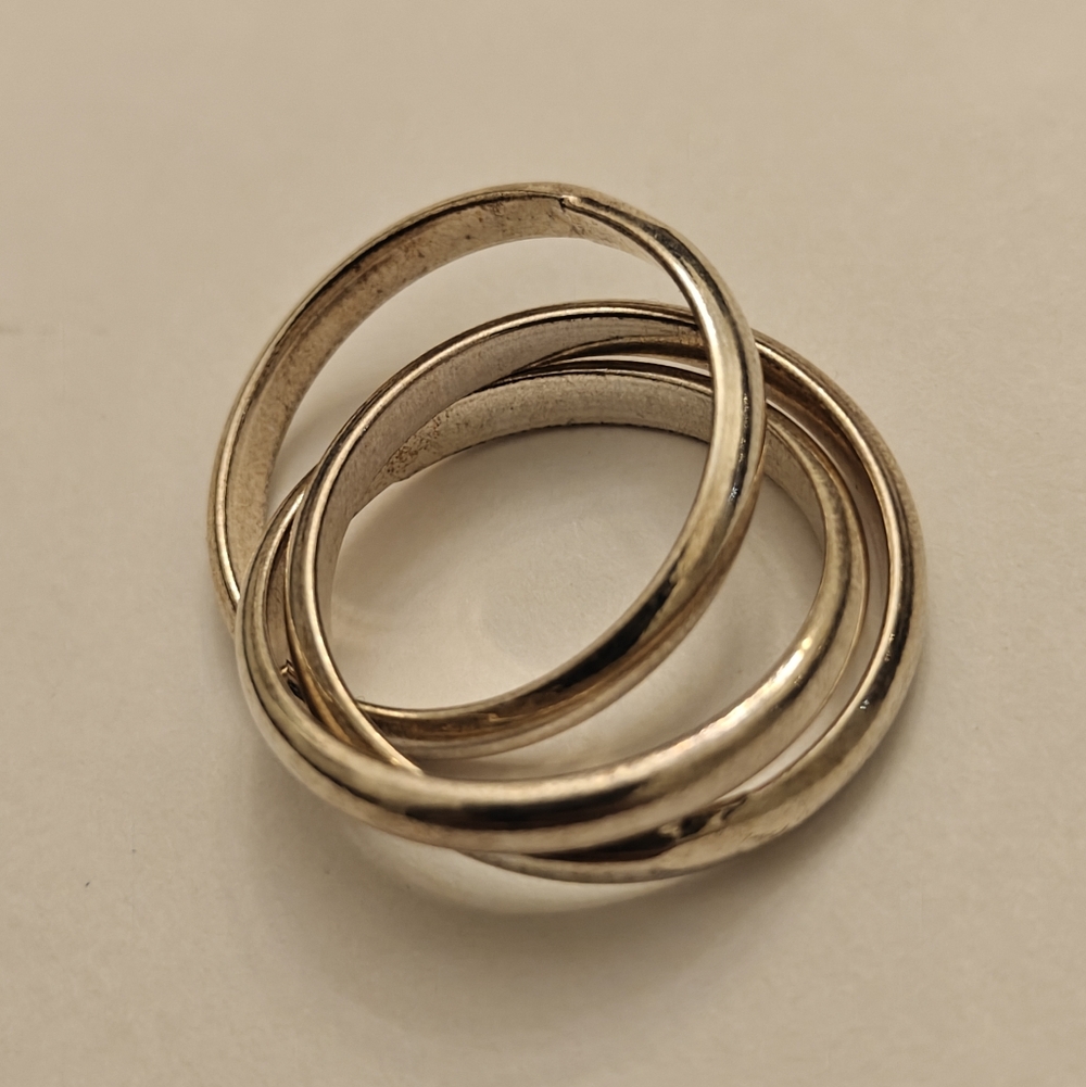 Elegant Silver Three Interlocking Band Rings - Picture 8 of 12